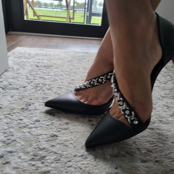 Christian Louboutin - Picture 4 of 7